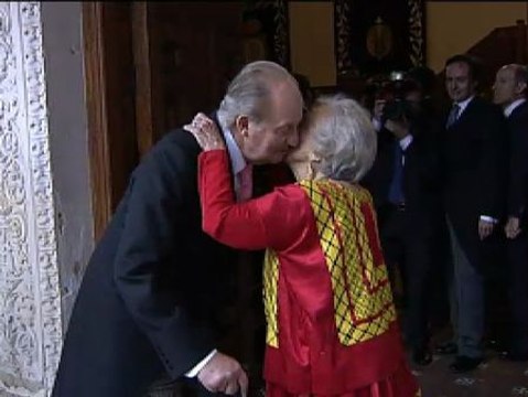 Elena Poniatowska recoge el Premio Cervantes de manos del Rey Juan Carlos