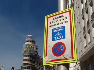 Algunos conductores también paran en el carril bus de Gran Vía