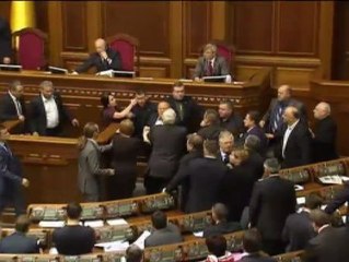 Los diputados, a golpes