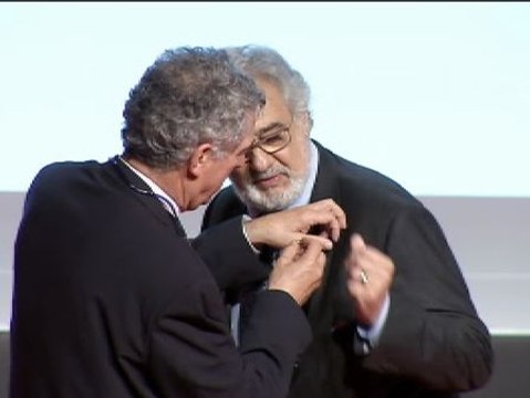 Plácido Domingo recibe la medalla de oro y brillantes de la Federación española de Fútbol
