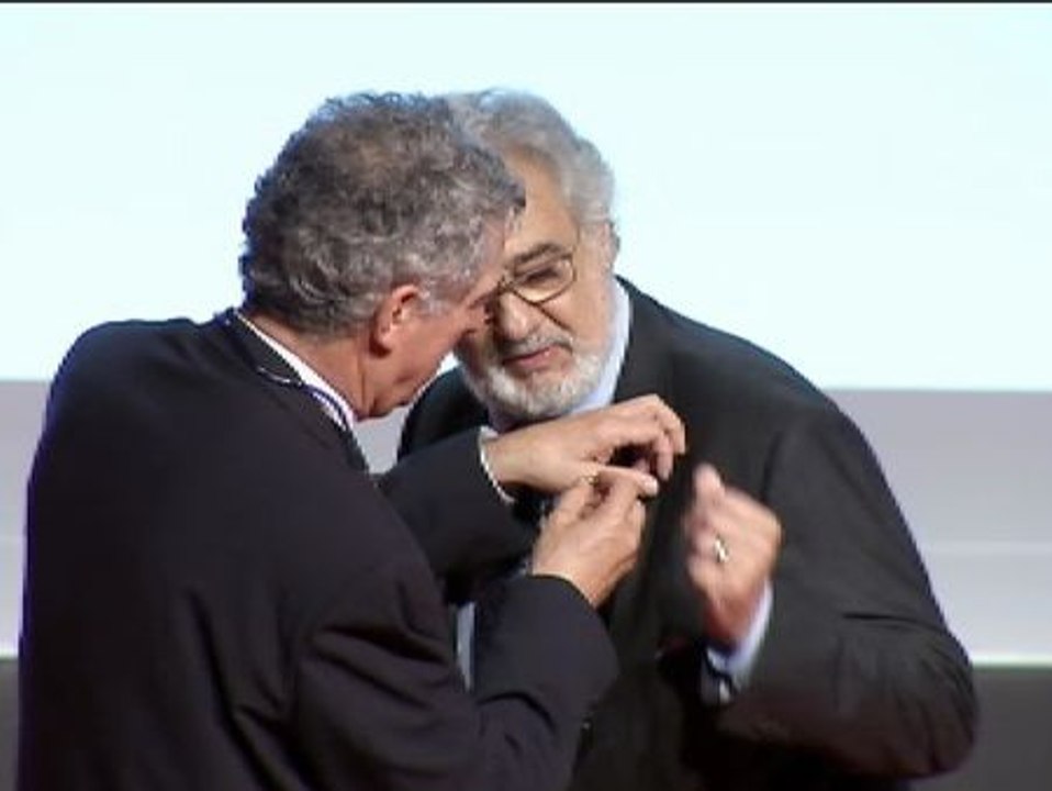 Plácido Domingo recibe la medalla de oro y brillantes de la Federación española de Fútbol