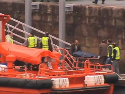 Llegan a puerto los cuerpos de los tres fallecidos en el hundimiento de un pesquero en Vigo