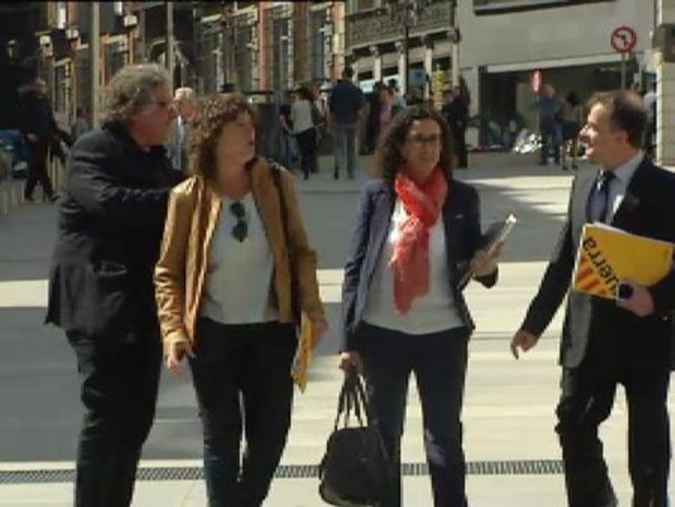 Marta Rovira (ERC) buscó y consiguió el saludo de Rajoy y Sáenz de Santamaría