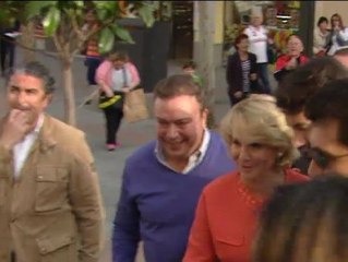 Abucheos a Aguirre en su primera aparición pública tras &#039;darse a la fuga&#039;