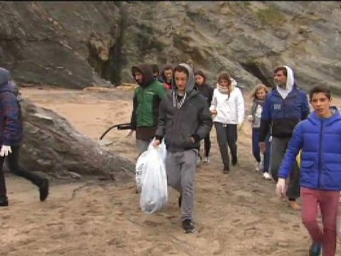 Los surfistas cambian la tabla por la bolsa de basura