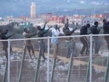 400 inmigrantes intentan saltar por la valla de Melilla
