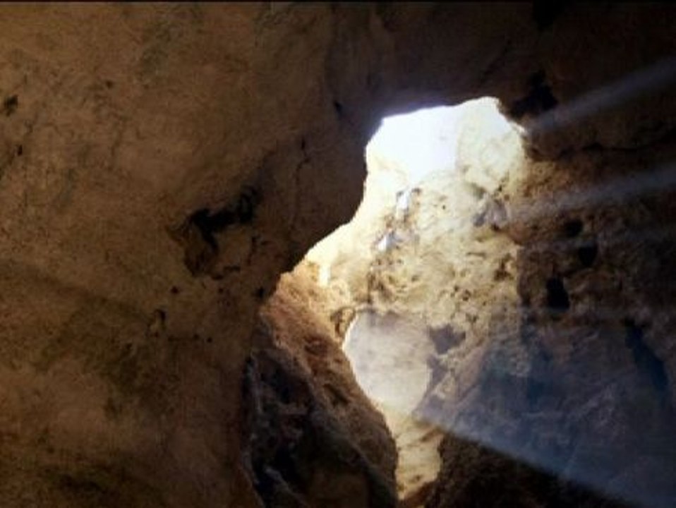 Escalan una de las cuevas más grandes del mundo en Oman