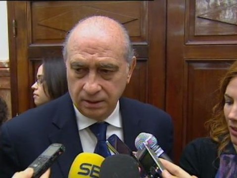 Fernández Díaz elude contestar si había visto las fotografías de los inmigrantes heridos por las concertinas