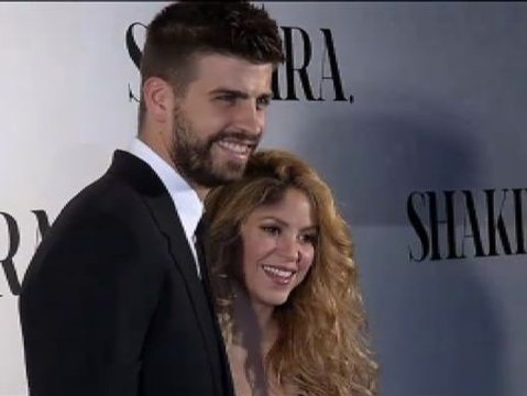 Piqué acompaña a Shakira en la presentación de su nuevo disco