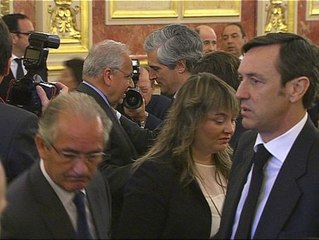 Emotivo abrazo de Alfonso Guerra al hijo de Suárez