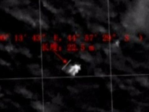 China localiza en el Índico posibles restos del avión malasio
