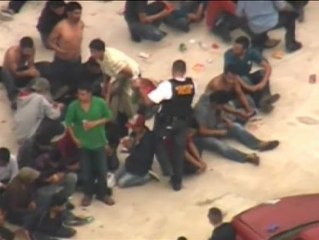 La policía americana libera a un centenar de inmigrantes retenidos en una granja