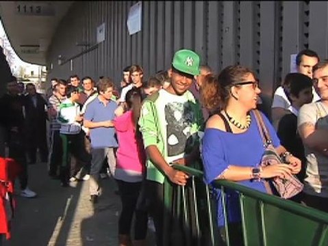 Colas en las taquillas del Benito Villamarín para sacar las entradas del derbi