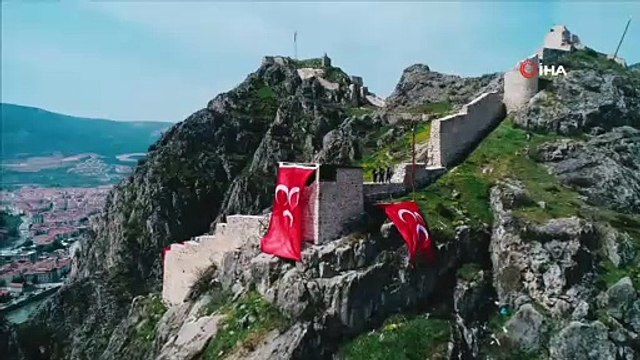 Belediye Başkanı seçilen Mehmet Sarı, Amasya kalesine üç hilal astırdı