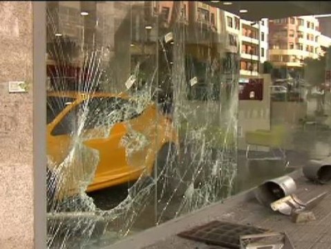 Los radicales destrozan el mobiliario urbano