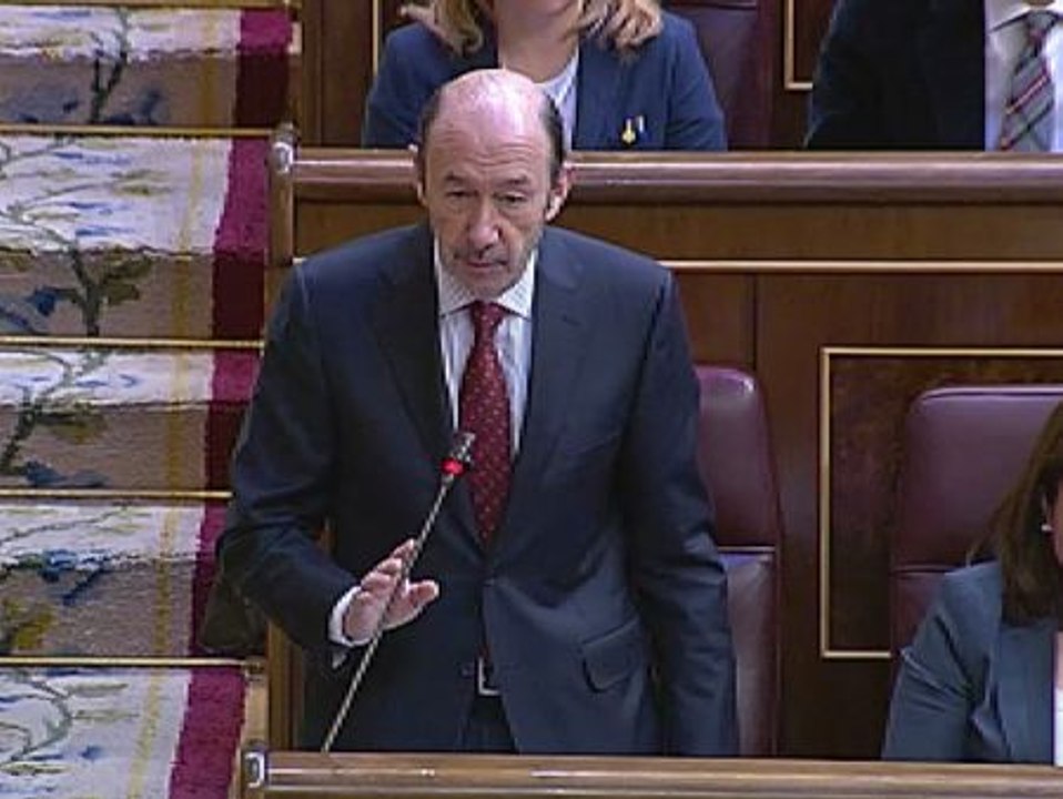 Rubalcaba acusa a Rajoy de haber "aprovechado la crisis para atacar la educación"