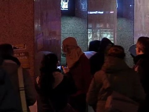 Grupos de encapuchados arrojan piedras y golpean con martillos diferentes entidades bancarias en Barcelona