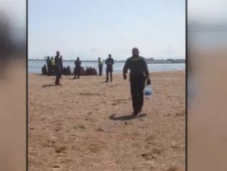 Скачать видео: Una patera con 25 inmigrantes a bordo llega a la playa de San Lorenzo de Melilla