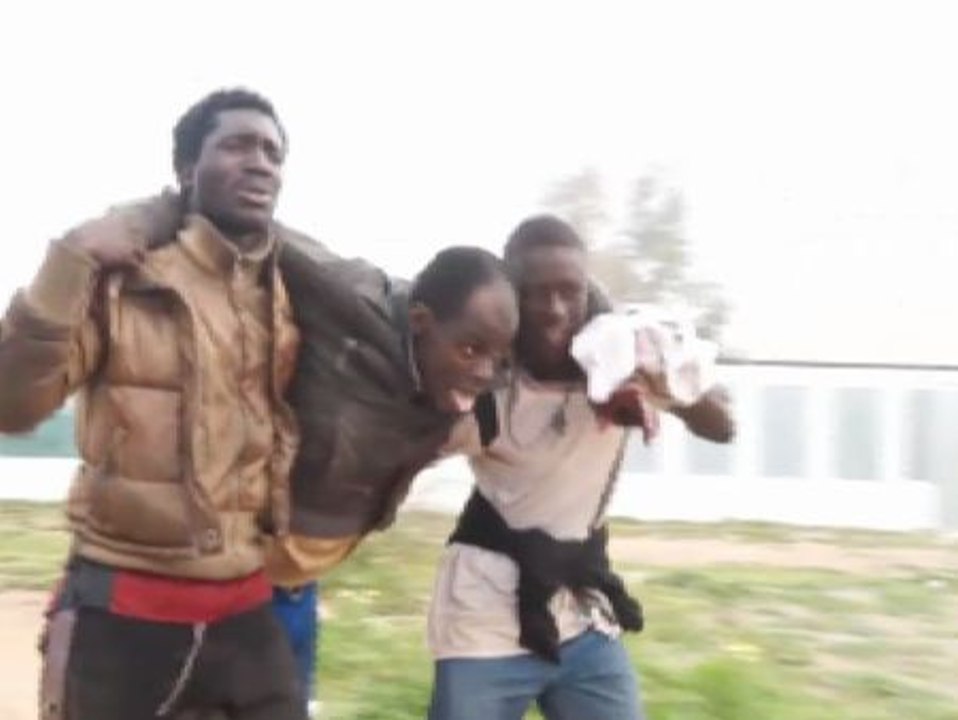Alrededor de 300 inmigrantes saltan la valla en Melilla