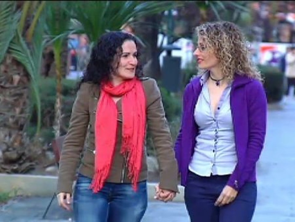 Dos falleras lesbianas protagonizan la portada de una revista gay