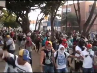 Télécharger la video: Duros enfrentamientos en el primer aniversario de la muerte de Hugo Chávez