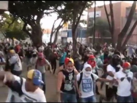 Duros enfrentamientos en el primer aniversario de la muerte de Hugo Chávez