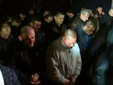 Decenas de policias antidisturbios piden perdón por la masacre de Kiev