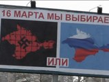 Carteles en el que Crimea aparece a un lado con una enorme esvástica nazi y al otro con la bandera rusa
