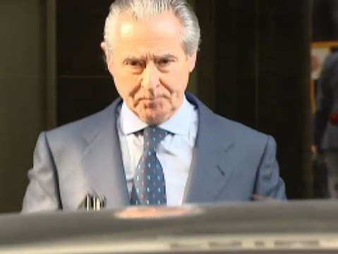 Preferentistas zarandean el vehículo de Blesa a su salida de la Audiencia