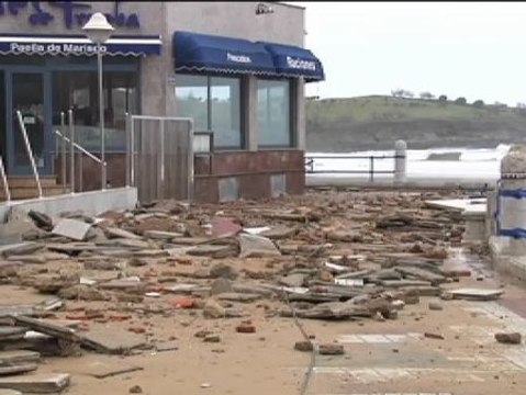 Fuerte temporal en Santander provoca destrozos de viviendas e inundaciones