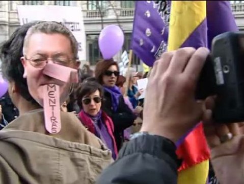 Manifestaciones multitudinarias contra la reforma del aborto en el día de la Mujer