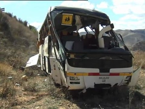 Tres heridos graves en un accidente de atobús escolar en Valencia