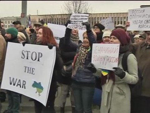 Miles de personas en todo el mundo se manifiestan contra la intervención rusa en Ucrania