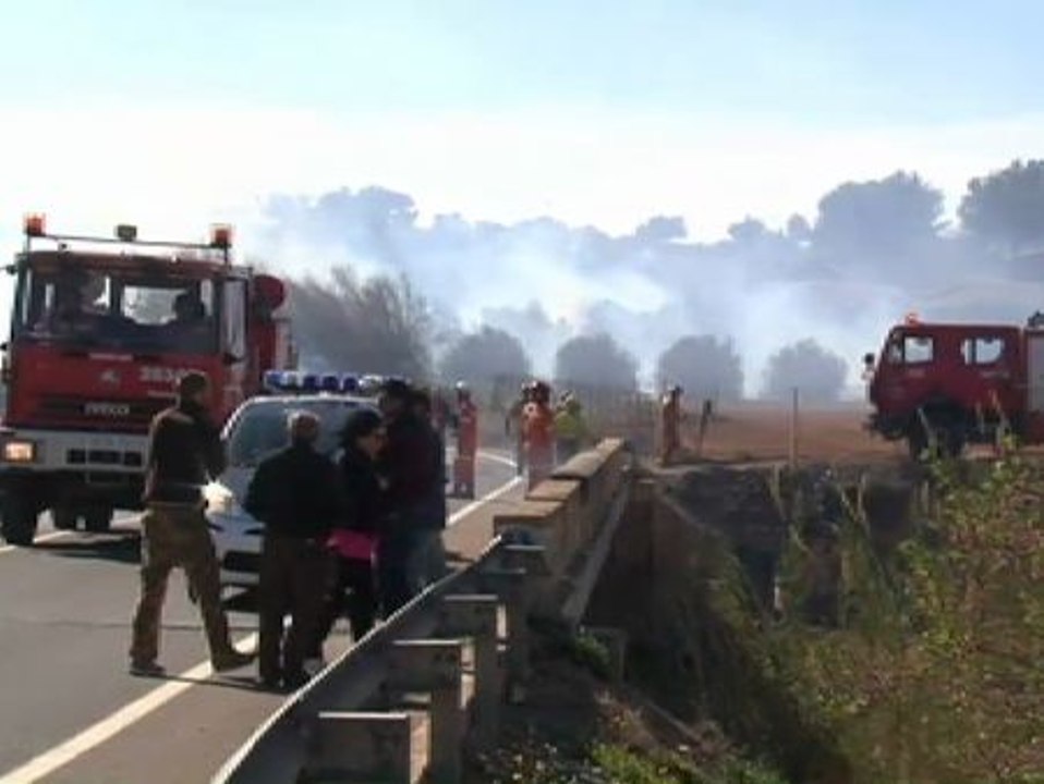Incendio forestal obliga a desalojar varios chalés