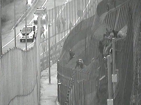 La Guardia Civil, a pedradas con los inmigrantes