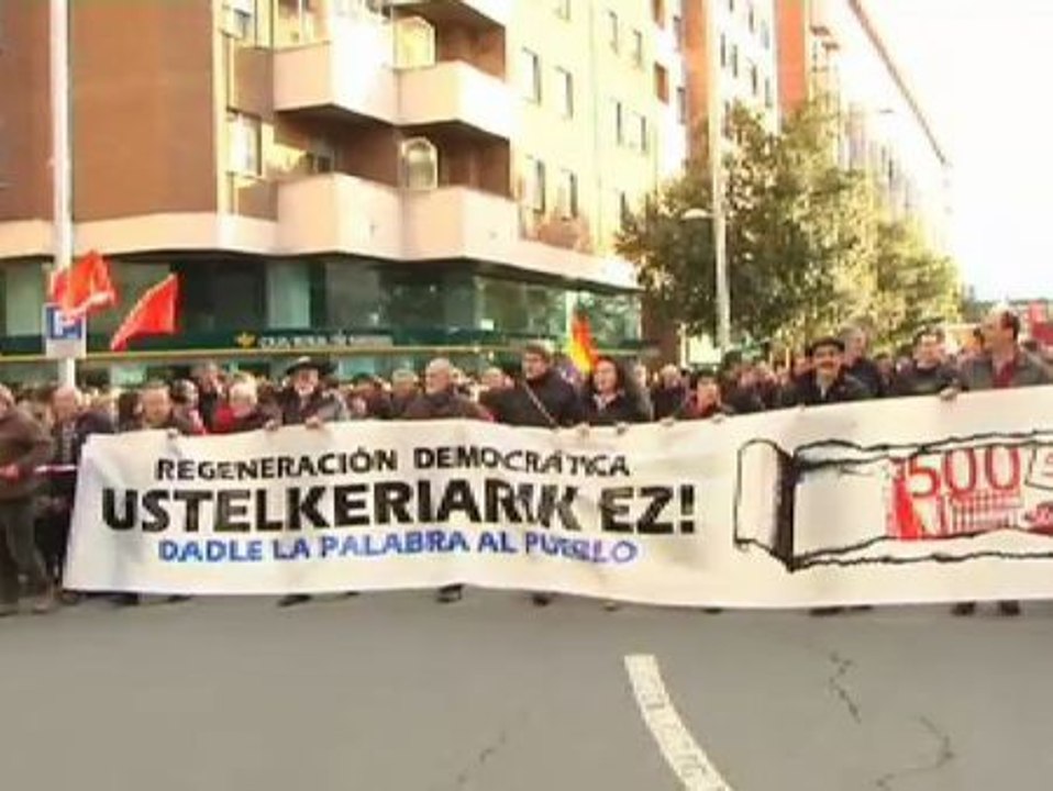 Miles de personas protestan en las calles de Pamplona contra la corrupción