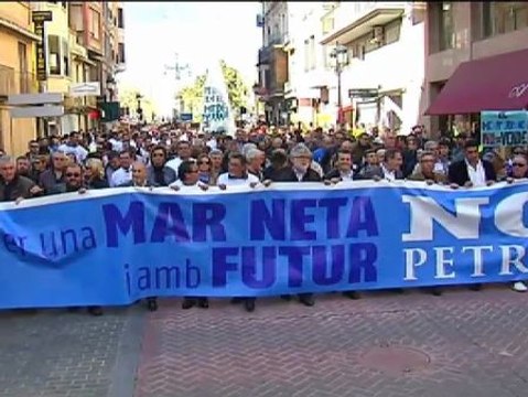 Centenares de personas piden en Castellón que no se realicen prospecciones petrolíferas en el Mediterráneo