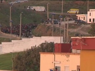 Download Video: Más de 1.000 inmigrantes intentan sin éxito entrar en Ceuta