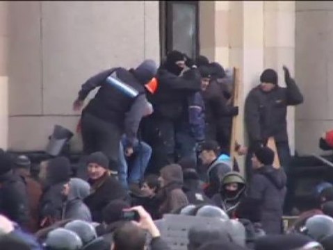 Los pro rusos 'liberan' en Ucrania un edificio 'ocupado' por la oposición