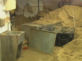 Cuatro días para sacar la arena que el temporal ha llevado al interior de un restaurante