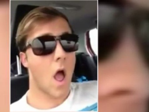 La policía busca a este joven conductor por imprudencia al volante