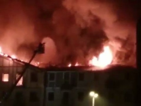 42 familias desalojadas tras tomarse las uvas a causa de un incendio en dos edifificios de Pajares