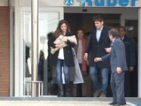 Casillas y Carbonero posan con el pequeño Martín a la salida de la clínica