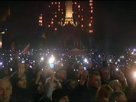 La plaza de la Independencia de Kiev rinde honores a las víctimas de la represión policial