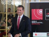 El príncipe pone a prueba su catalán ante los empresarios de telefonía móvil