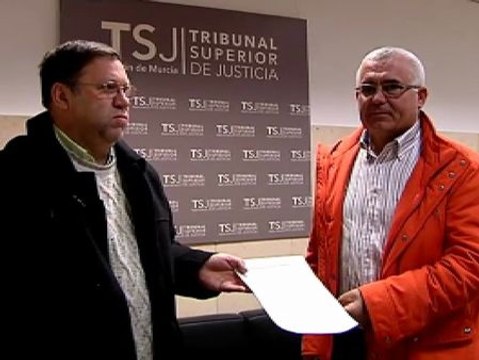 El curaflauta de Murcia entrega un manifiesto a los jueces contra los desahucios