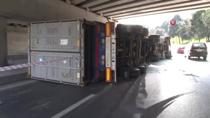 Bakırköy Sahil Yolunda Tren Üst Geçidine Çarpan Tır Devrildi.