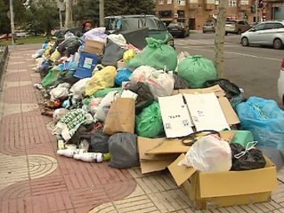 Télécharger la video: El consistorio estudia las consecuencias de la huelga de basuras en Alcorcón