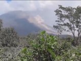 El volcán de Indonesia sigue lanzando lava y gas ardiente