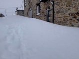 La nieve deja aislados a los vecinos de Foncebadón